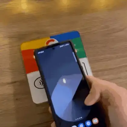 Demostración de cómo dejar una reseña con la placa NFC Lumora